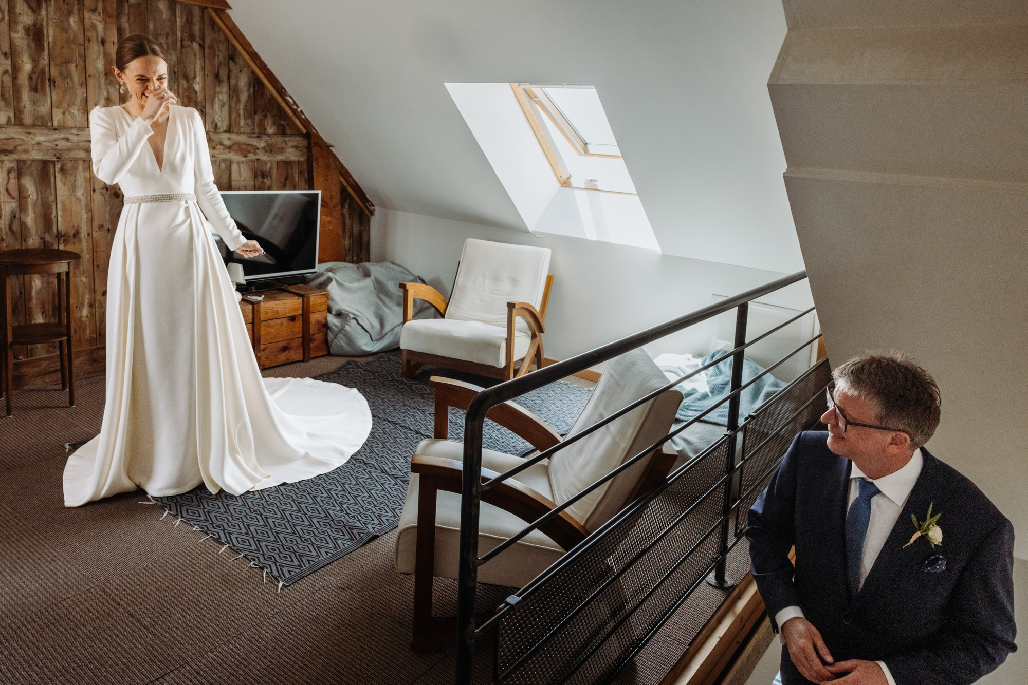 pere découvrant sa fille en tenue de mariée