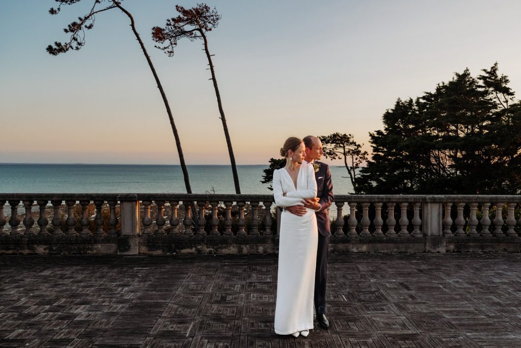 seance couple en bord de mer pour un mariage en normandie