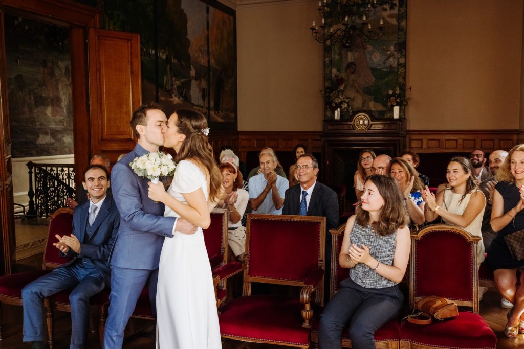 Séance photo de couple complice et naturelle – Photographe de mariage Paris
