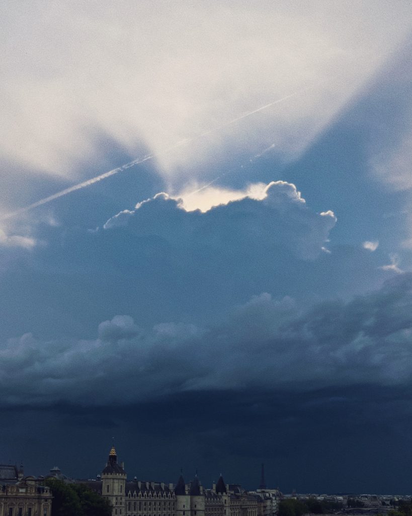 Ciel orageux gris de Paris pour le challenge 100 jours de lumière