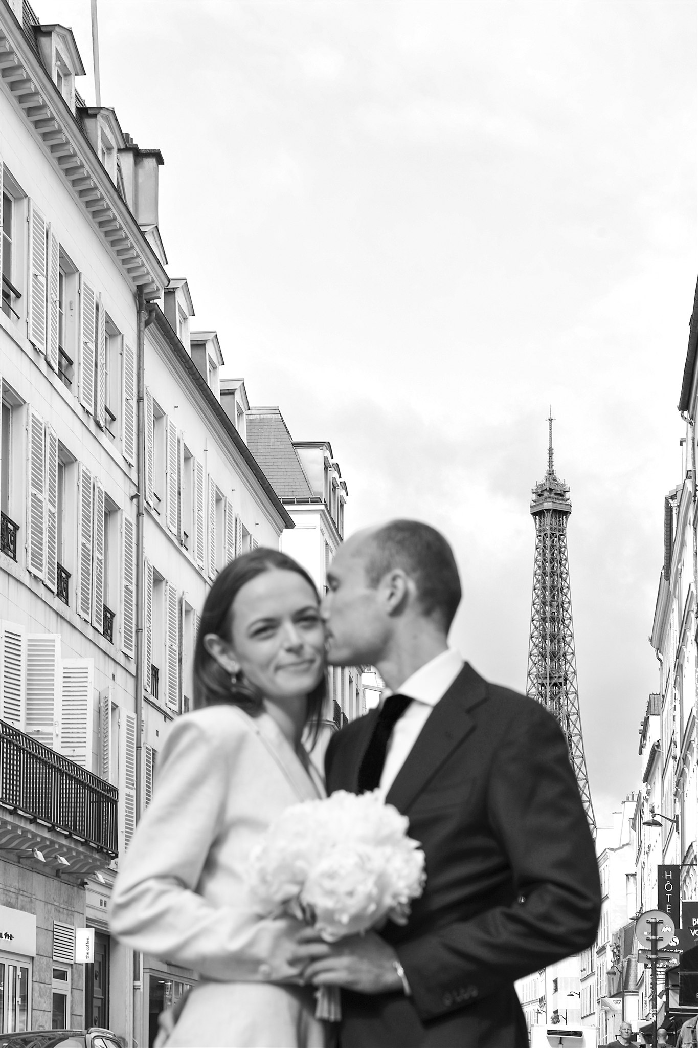 Couple de mariés à Paris avec la tour eiffel derriere