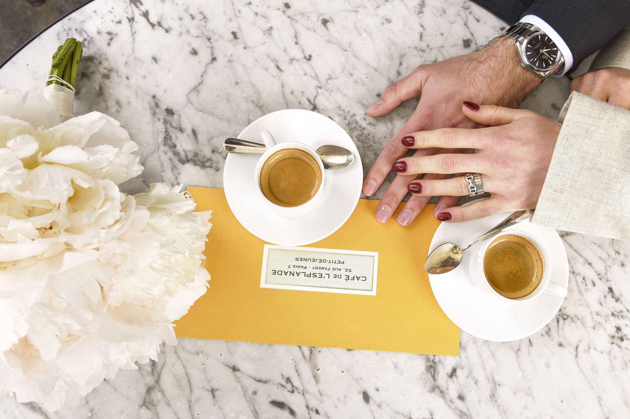 Mains avec alliances cérémonie civile paris