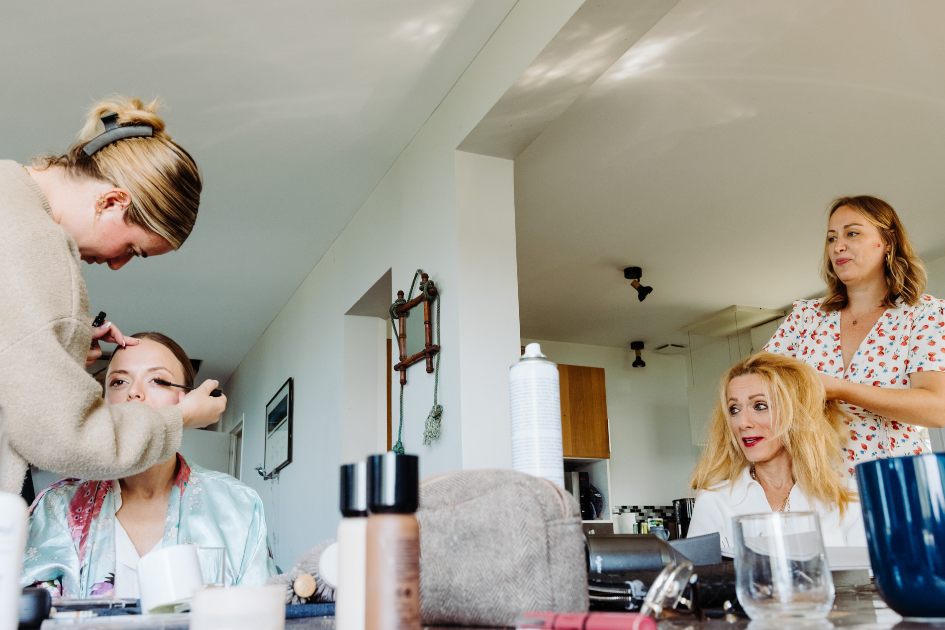 maquillage et coiffure de deux femmes pour un mariage en normandie