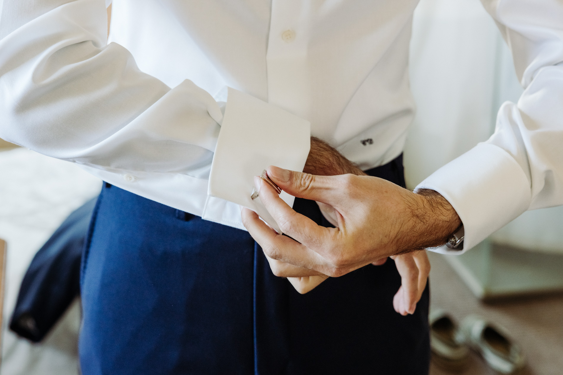 Détails des boutons de manchette du marié