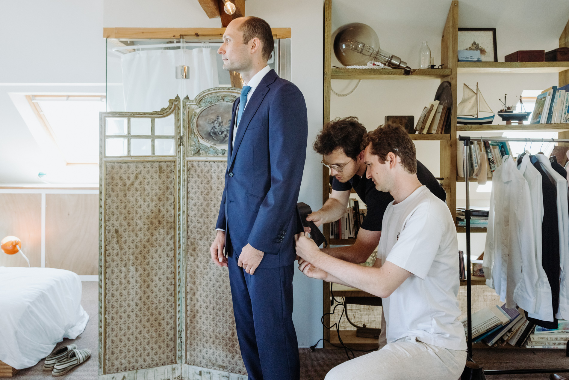 Le marié habillé par ses témoins