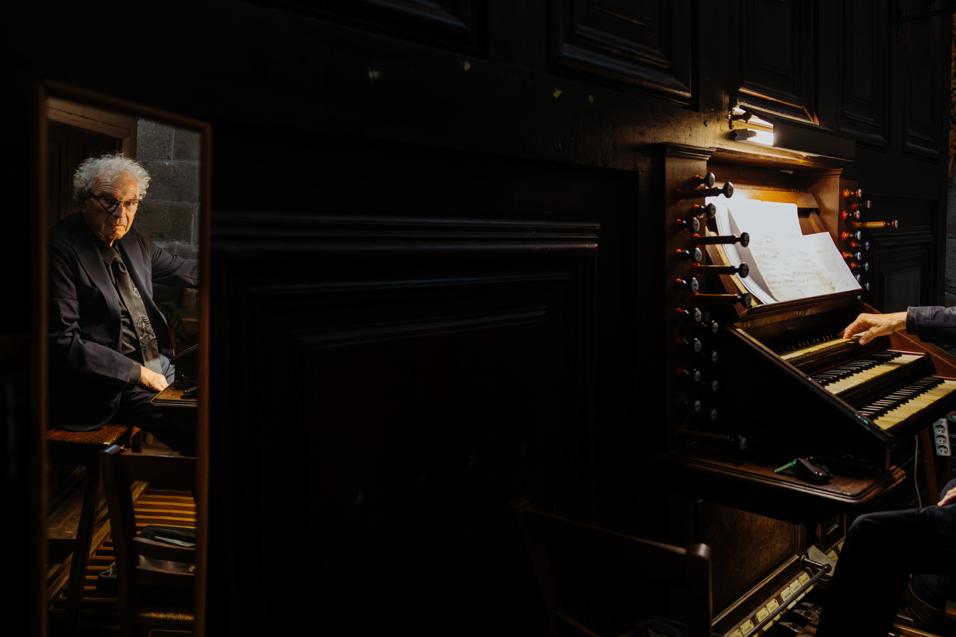 Organiste d'église dans l'ombre