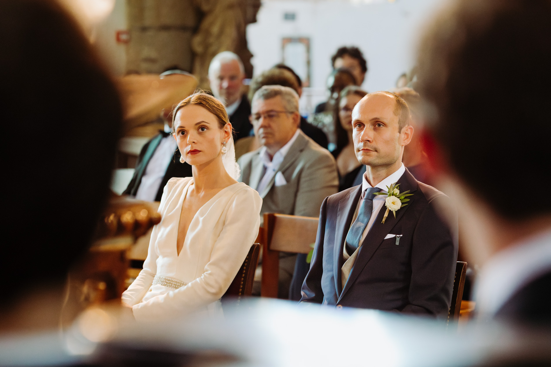 Couple de mariés à l'église