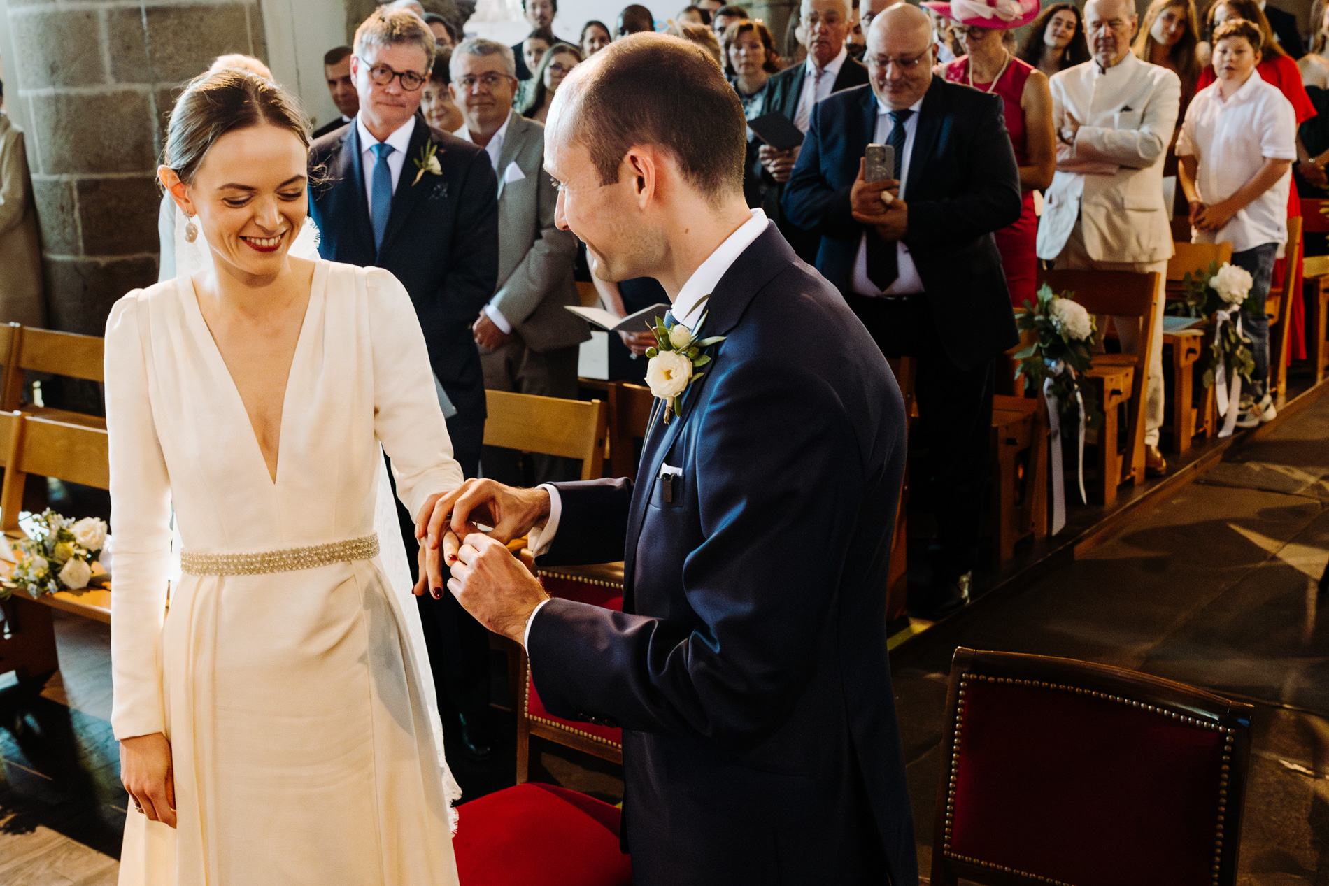 Le marié met l'alliance à son épouse