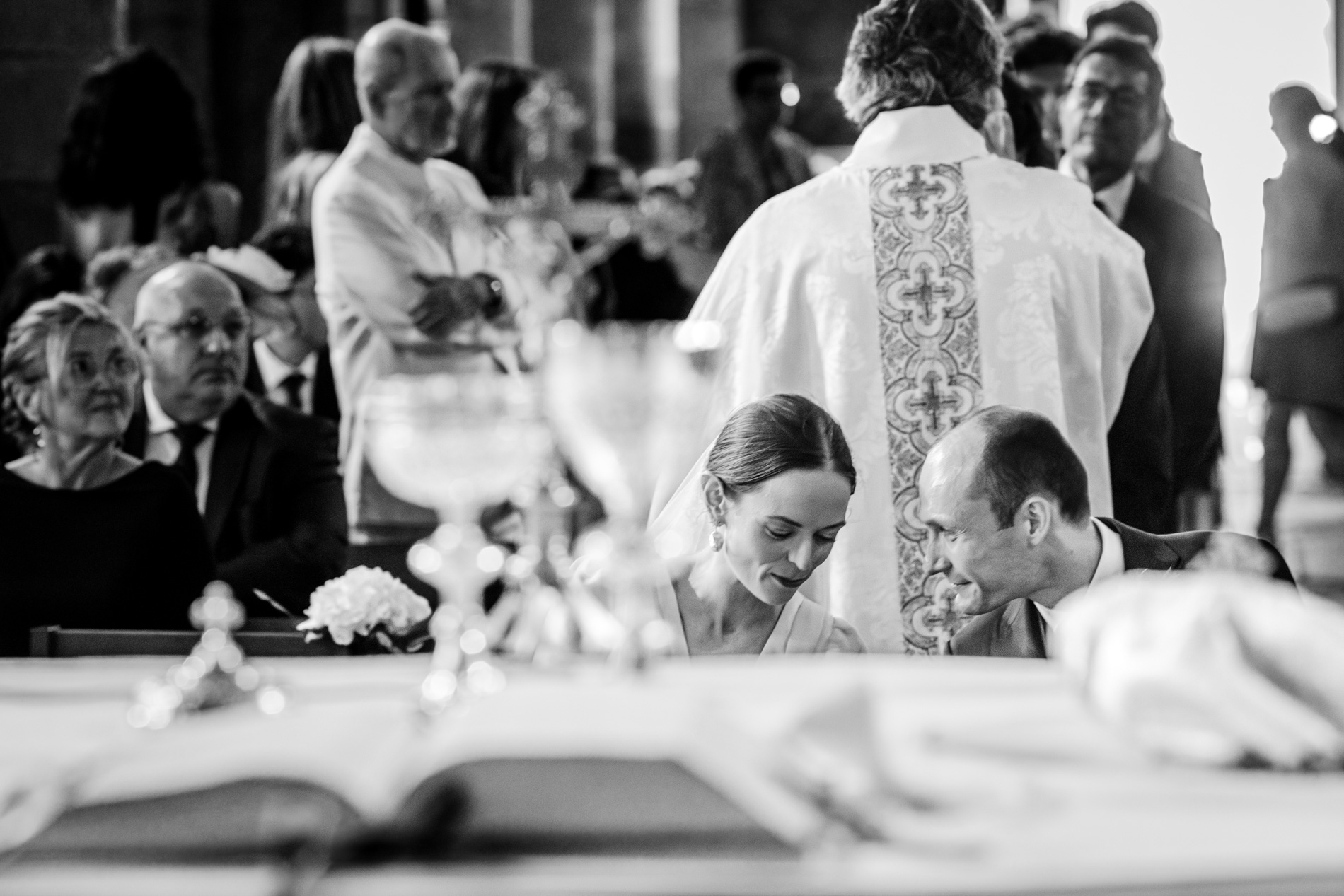 Couple à l'église en train de parler