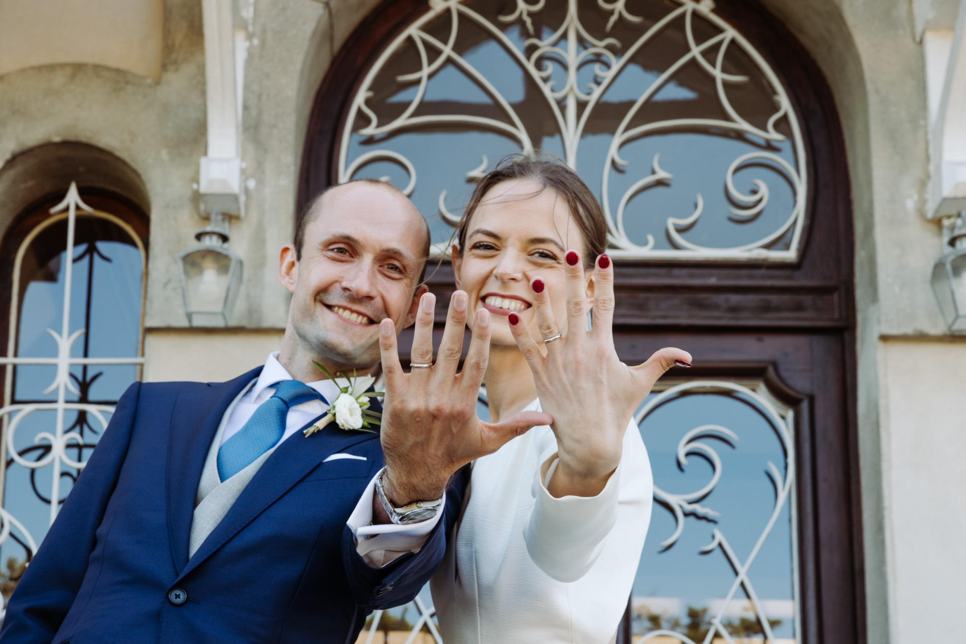 Couple de mariés montrant leurs alliances