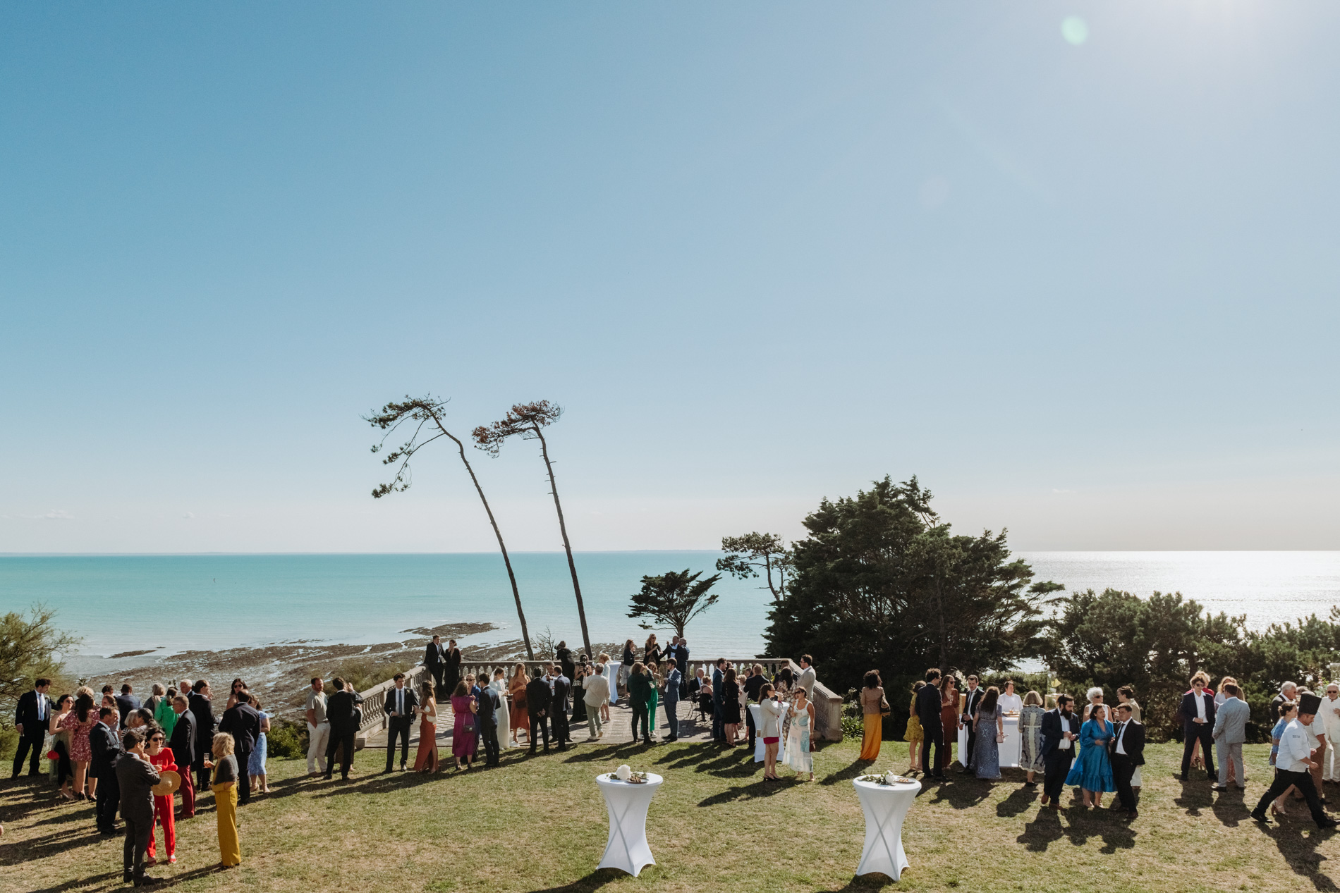 Vue large du jardin avec cocktail de mariage au chateau de la crete à granville