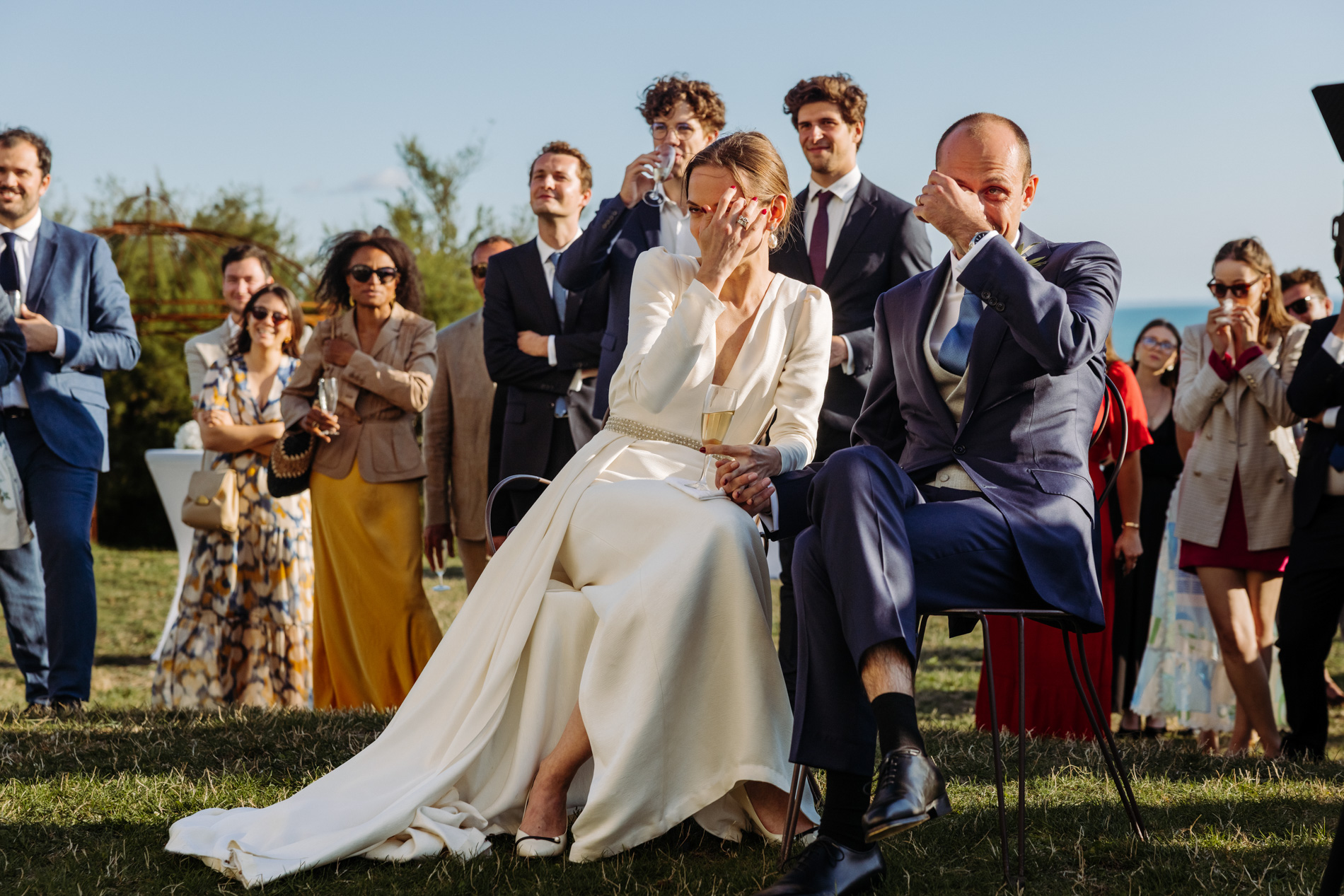 Mariés qui pleurent d'émotions devant les discours des parents