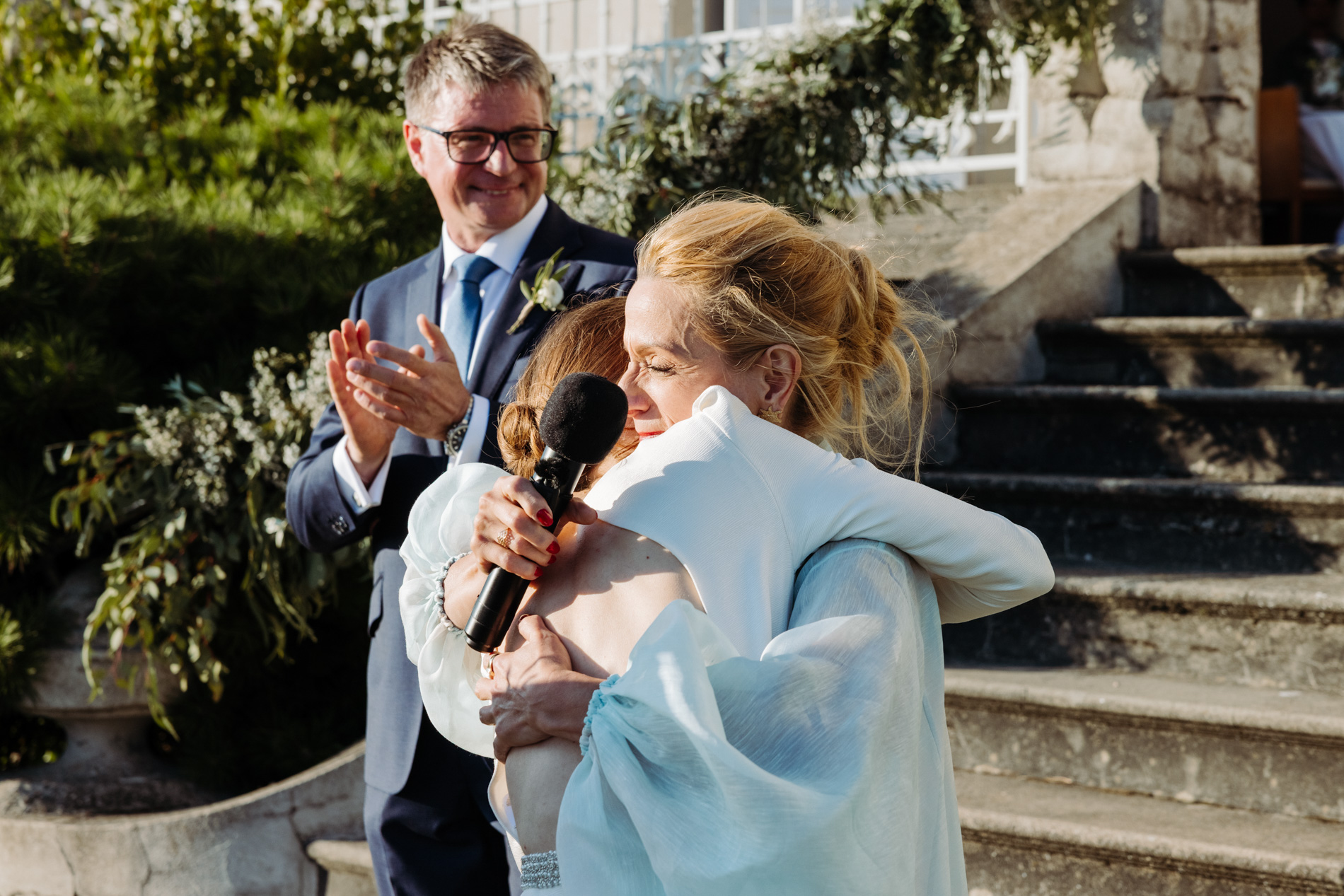 Mariée qui enlace sa mère après un discours