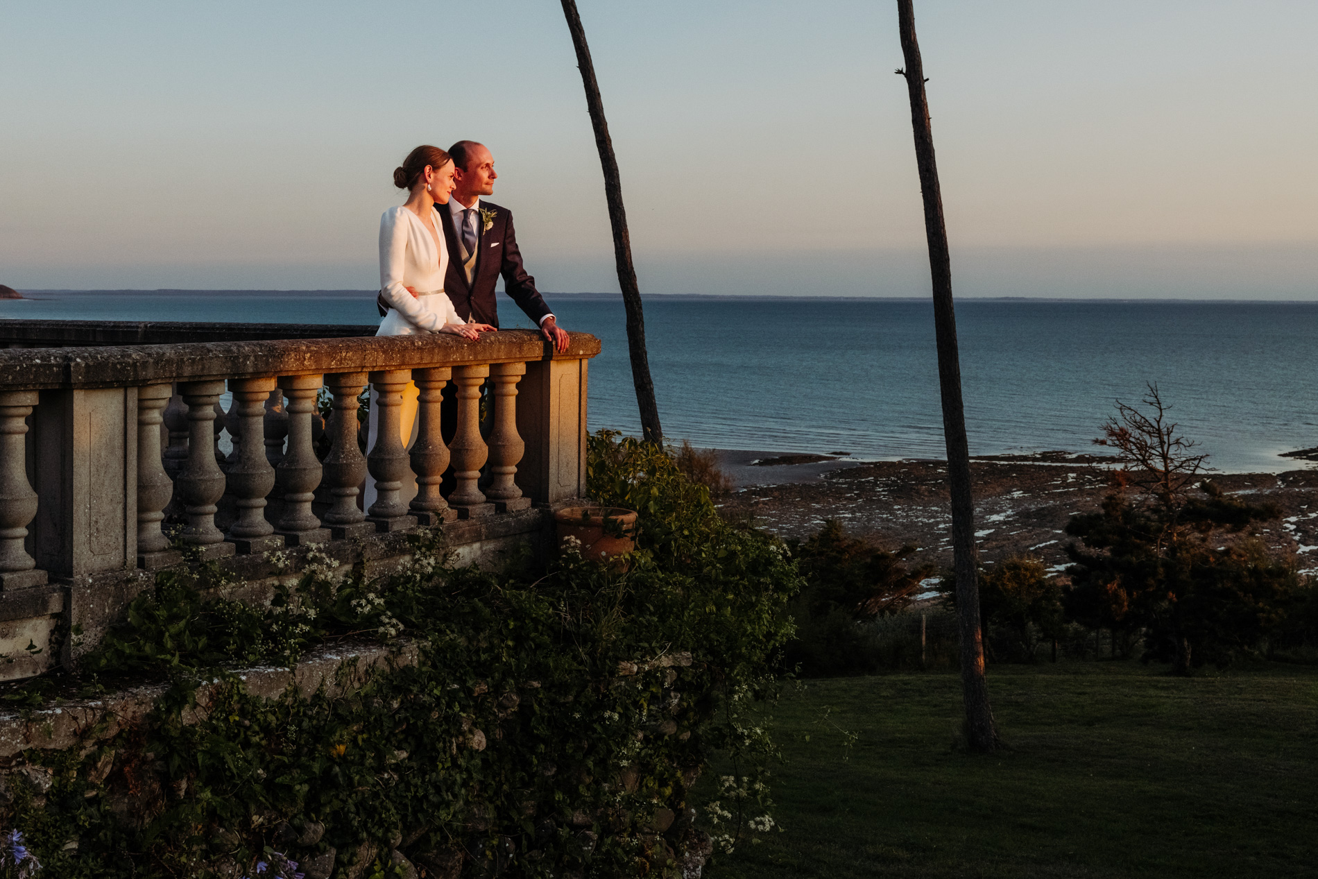 Couple de mariés sur un balcon en bord de mer