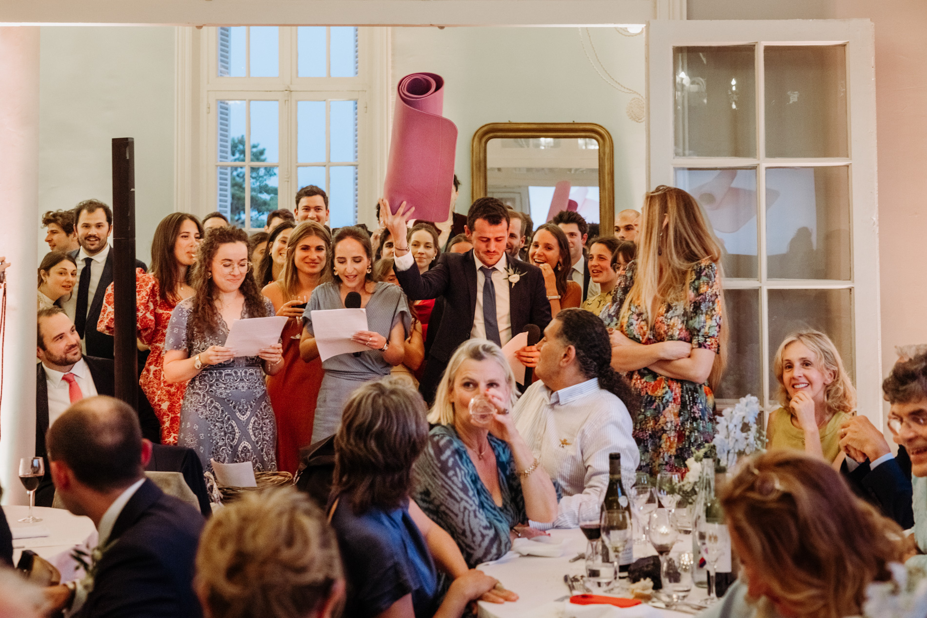 Invités qui animent le diner des mariés