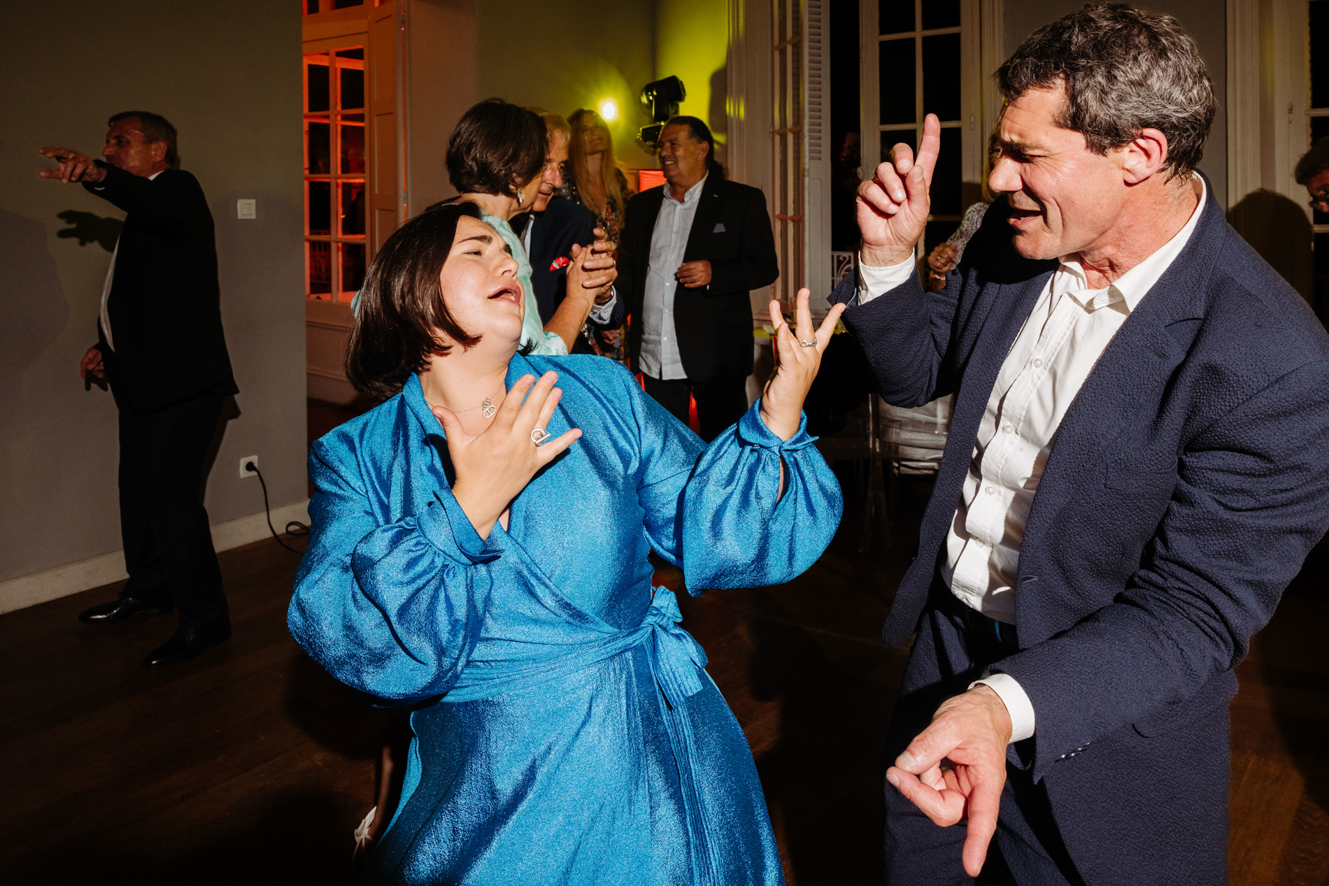 Invités du mariage qui dansent