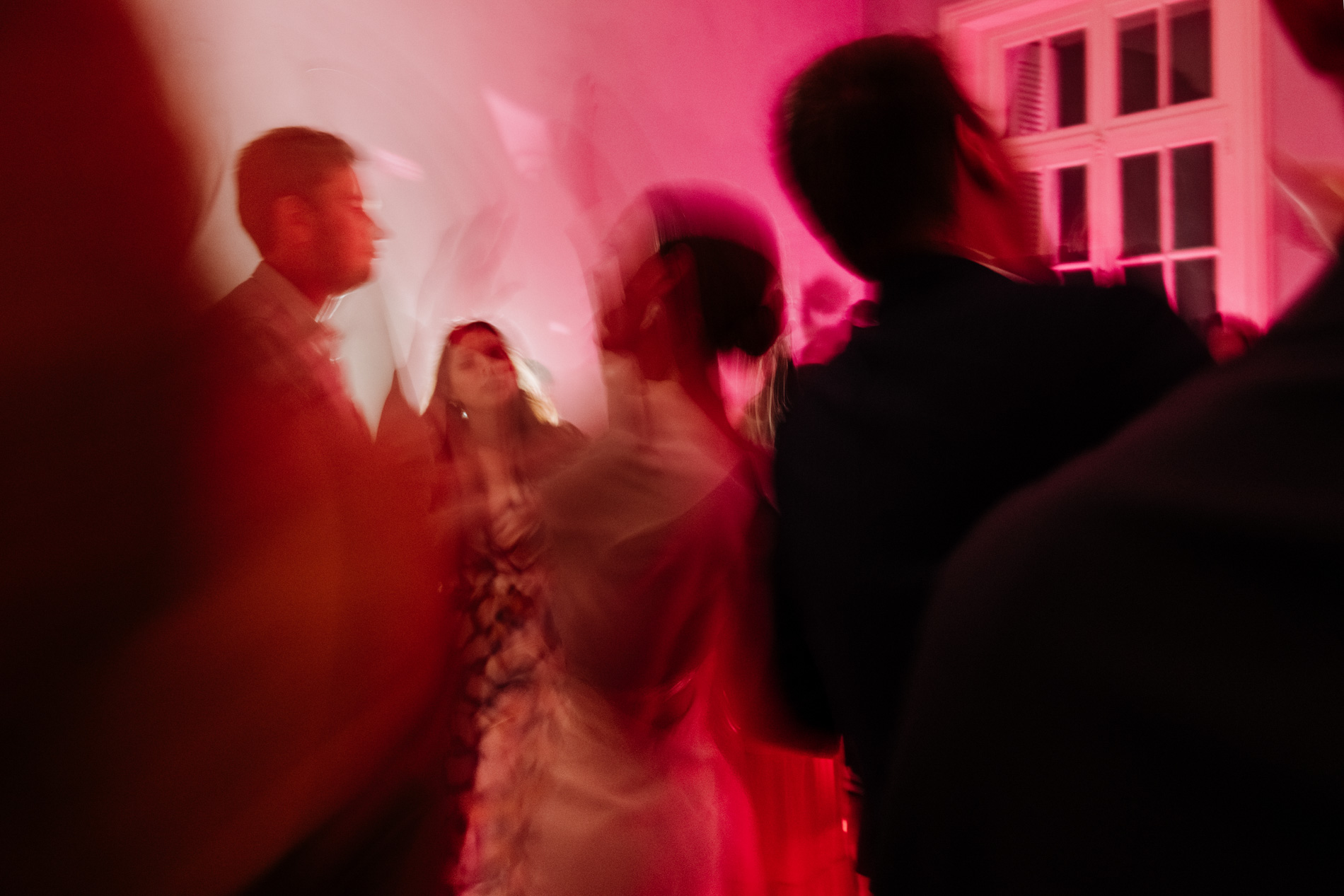 Invités du mariage qui dansent